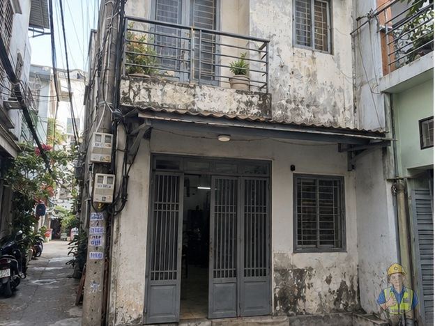 Mặt tiền nhà anh Minh trước khi sửa chữa, tường bong tróc