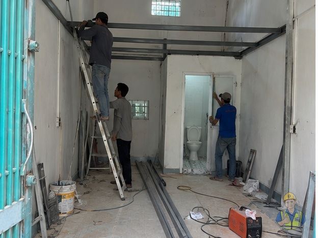 Đội thợ đang dựng khung sắt gác lửng trong phòng trọ tại công trình anh Khôi ở Tân Phú