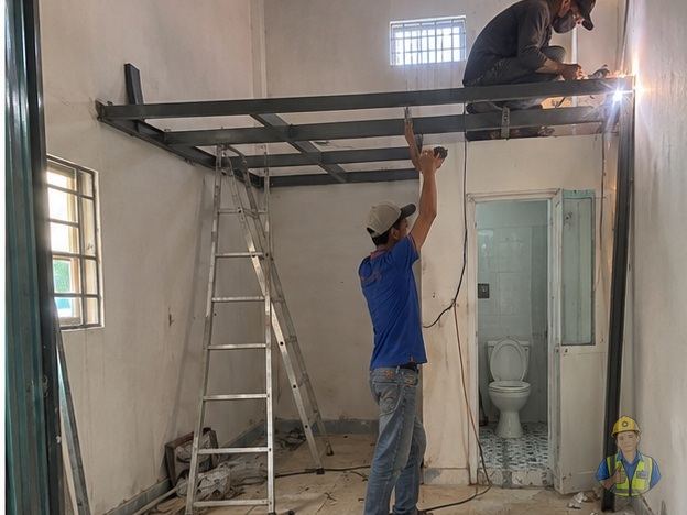 Bước 2 hàn liên kết khung gác lửng