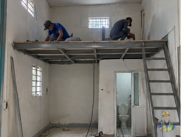Đội thợ thi công mặt gác trên khung sắt tại công trình anh Khôi ở Tân Phú