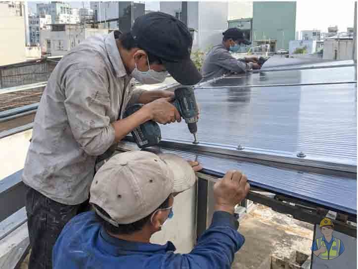 Thợ lắp tấm poly lên khung thép ở công trình anh Thảo tại Bình Tân
